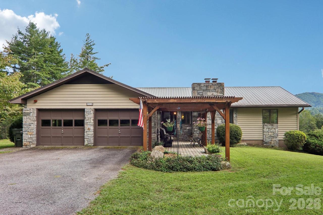 212 Rocky Meadow Ln., Etowah, NC 28729