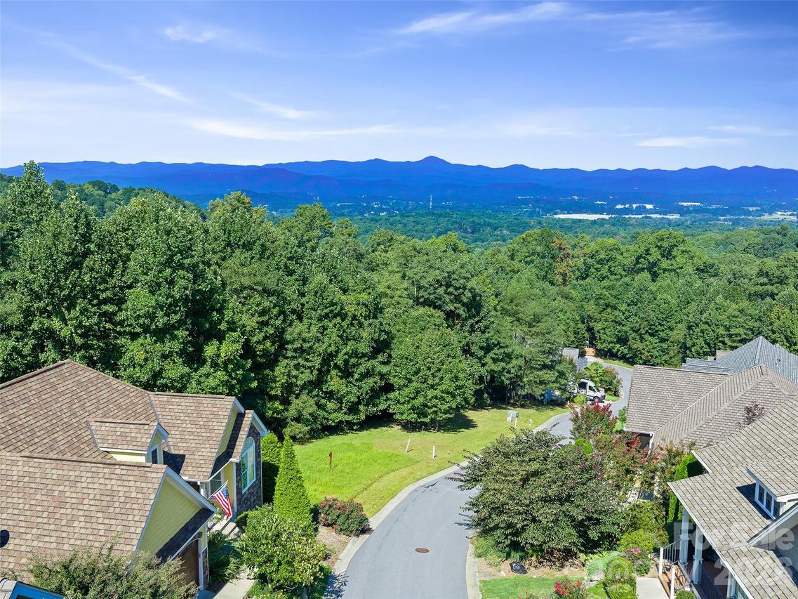 95 Deep Valley Ln., Hendersonville, NC 28791