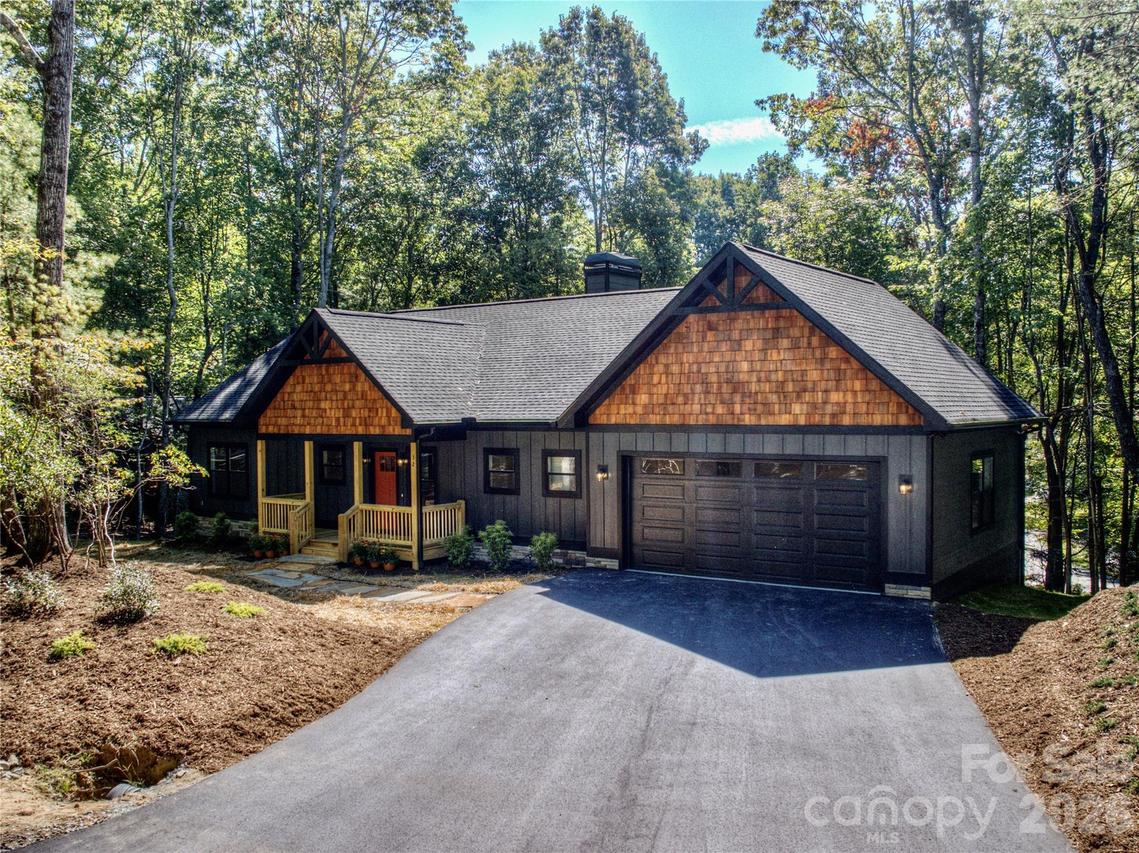 32 Ossarooga Ct., Brevard, NC 28712