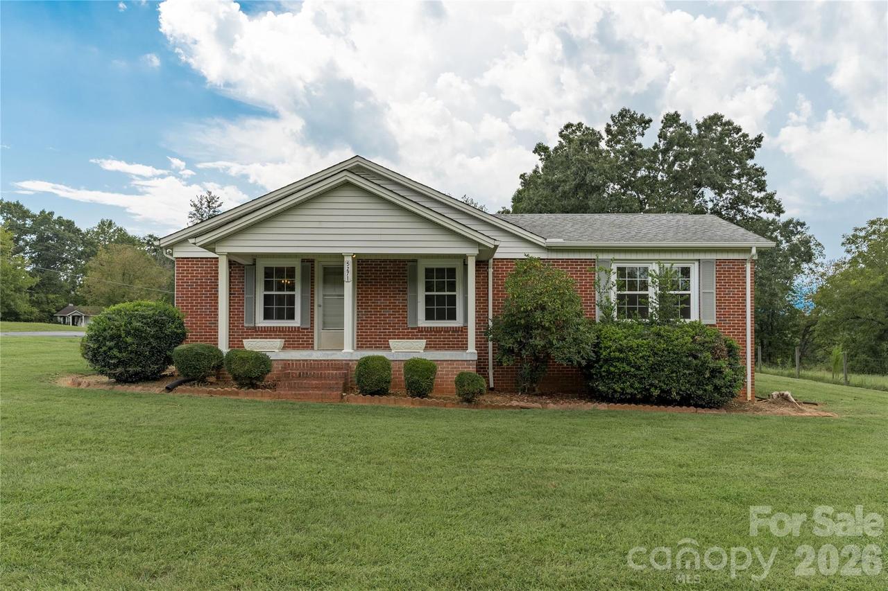 5271 Harris Farm Rd., Hickory, NC 28602