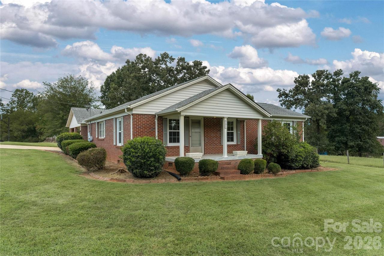 5271 Harris Farm Rd., Hickory, NC 28602