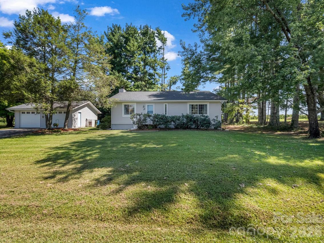 3 Apple Blossom Ln., Hendersonville, NC 28792