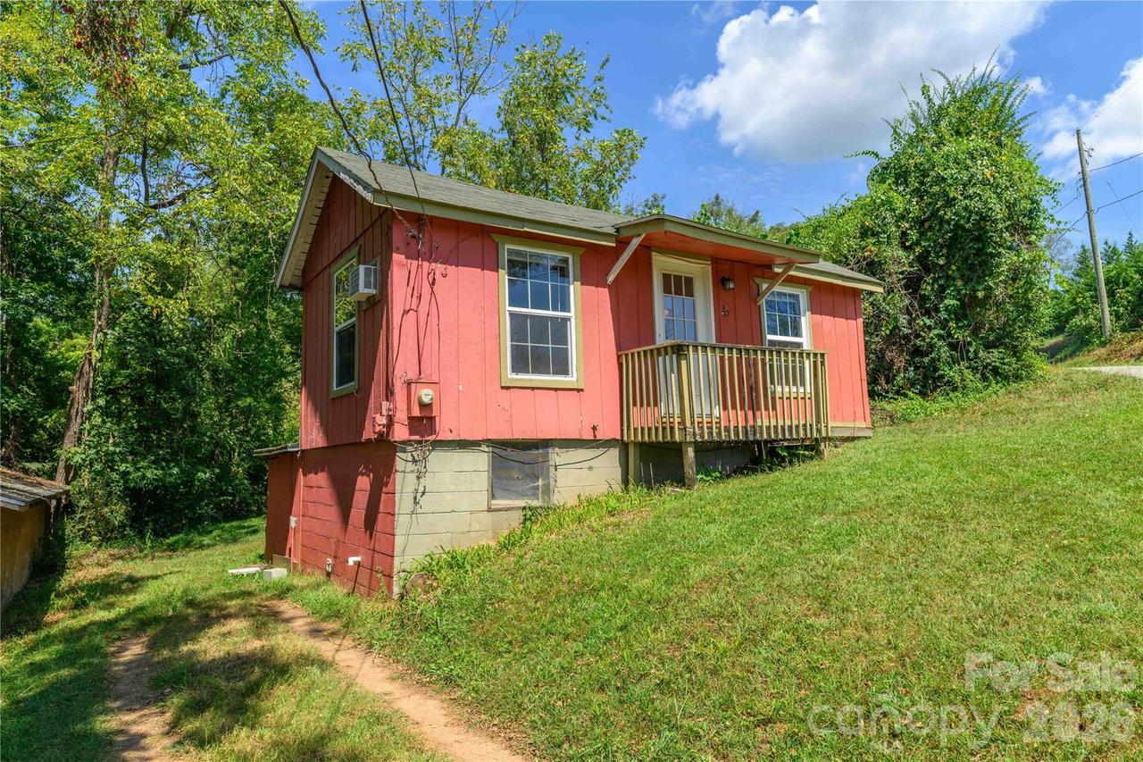 20 View St., Woodfin, NC 28804