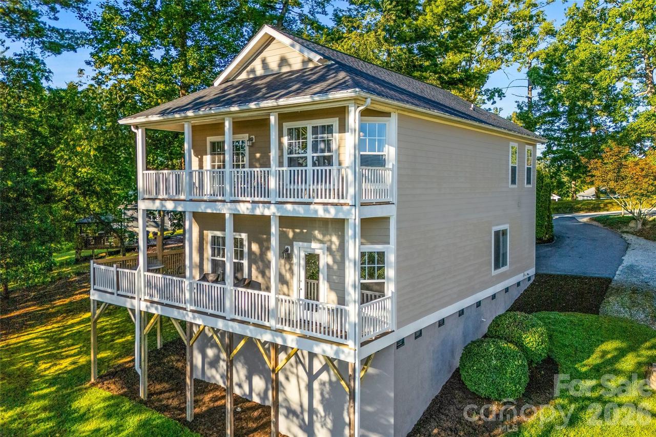 14 Summit Cir., Hendersonville, NC 28739