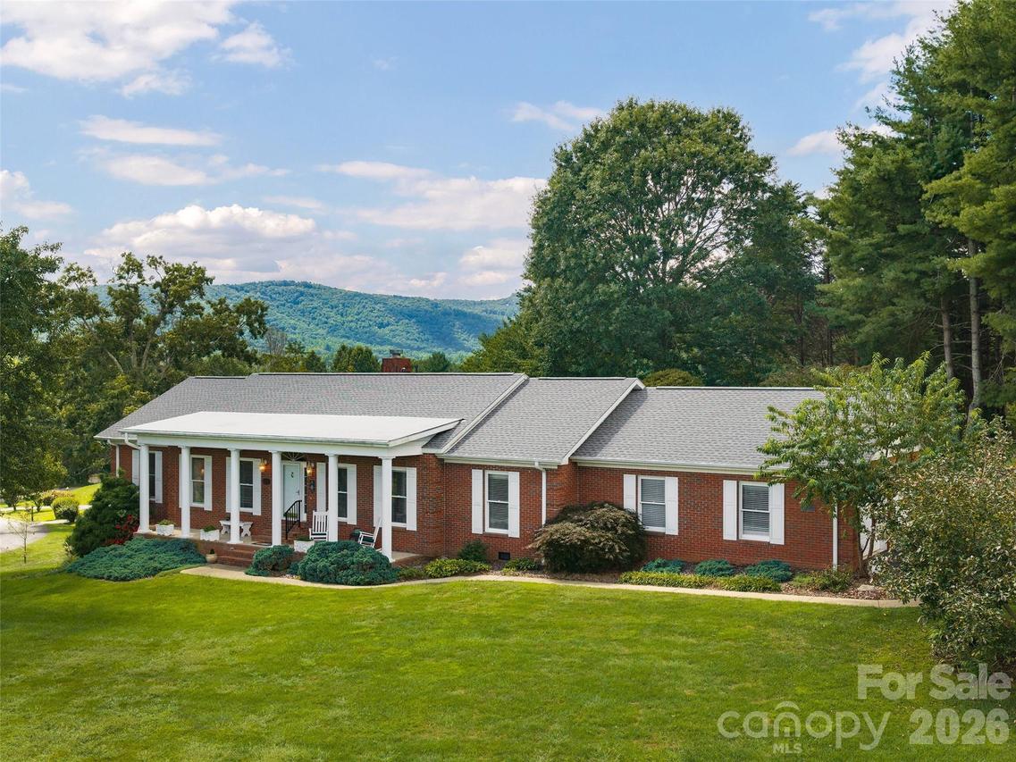 60 Beaumont Dr., Hendersonville, NC 28739