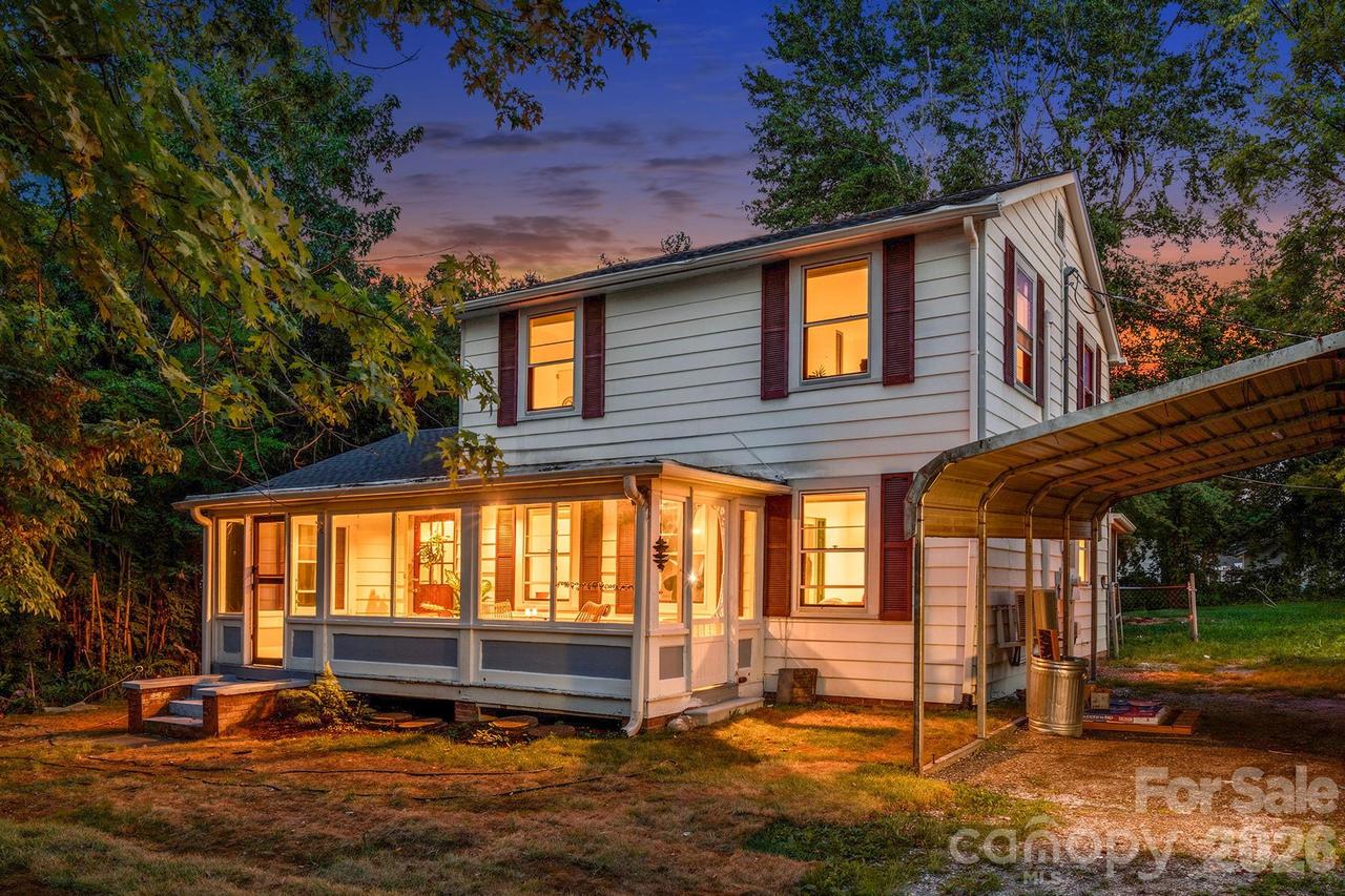 35 Blade Rd., Hendersonville, NC 28791