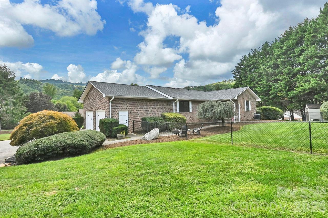 123 Turley Falls Rd., Hendersonville, NC 28739