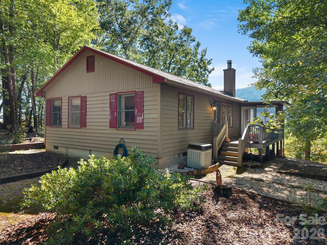 600 Piney Gate Rd., Saluda, NC 28773