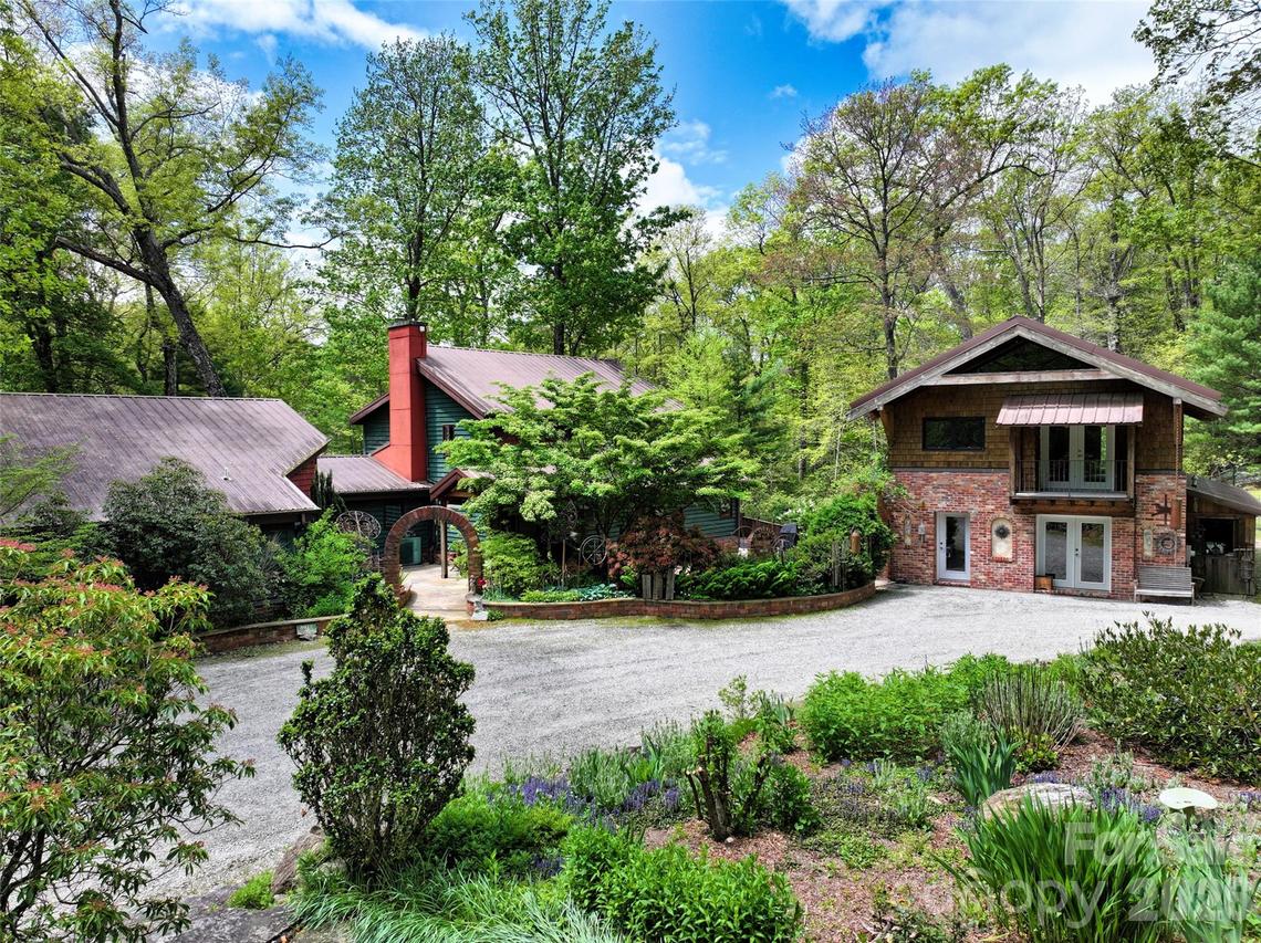688 Blueberry Farm Rd., Zirconia, NC 28790
