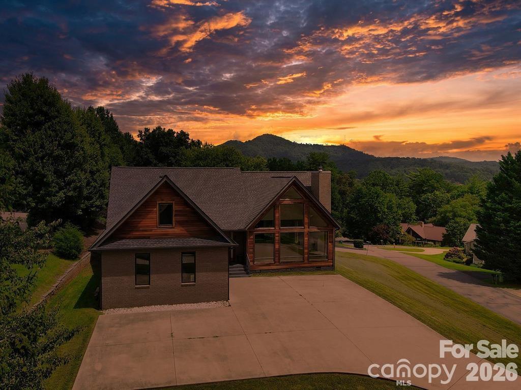 8 Nottingham Dr., Candler, NC 28715