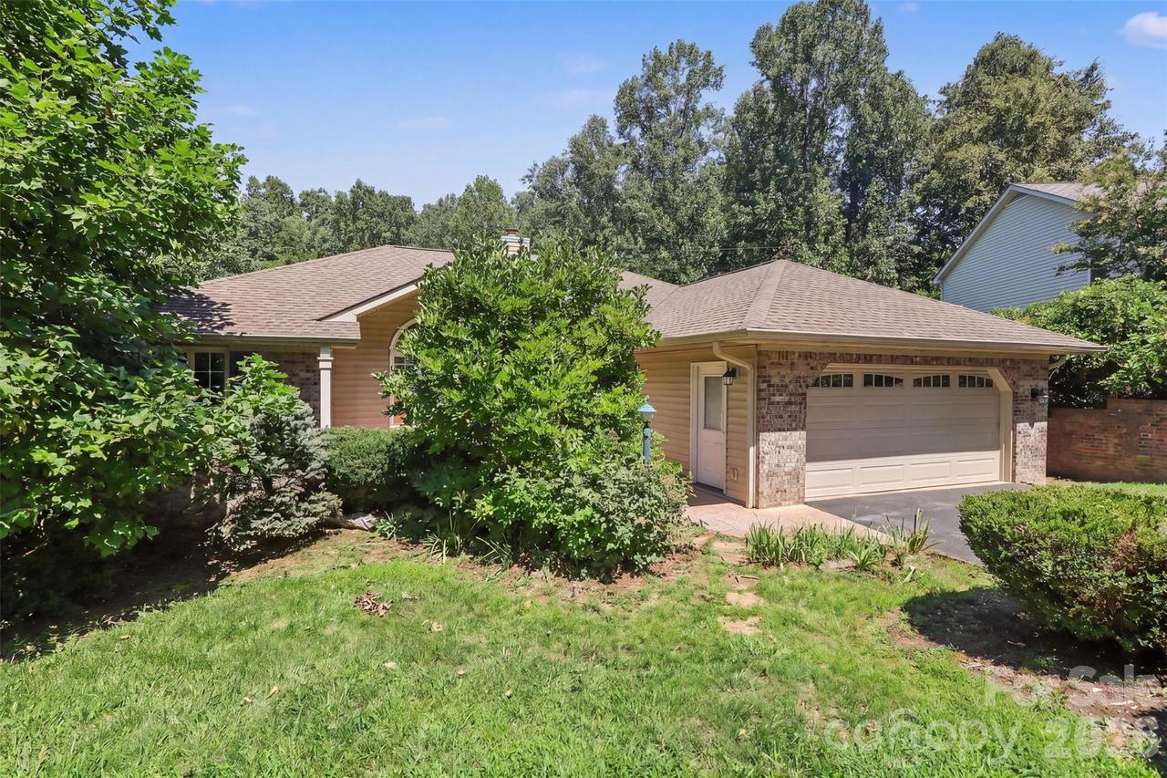 7 Firestone Ct., Etowah, NC 28729