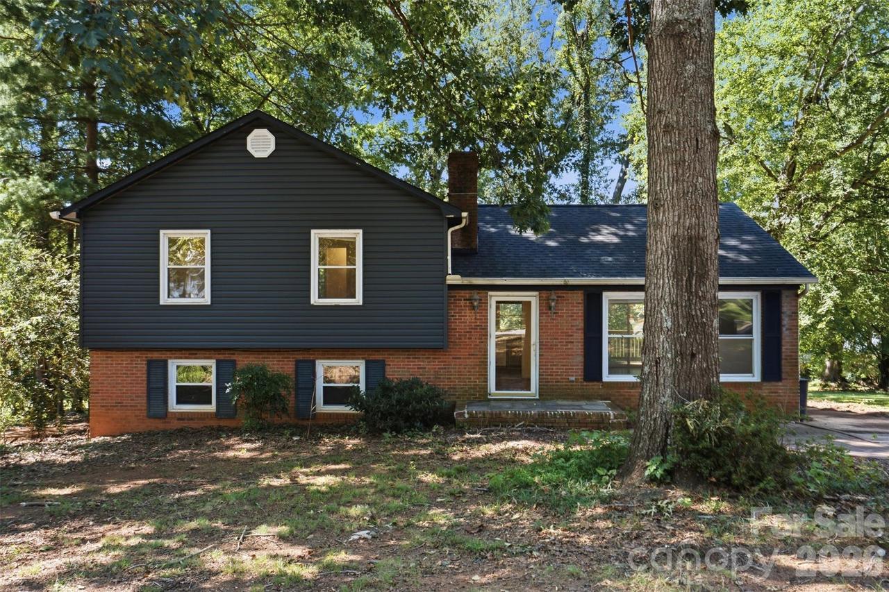 609 Old Farm Rd., Statesville, NC 28625