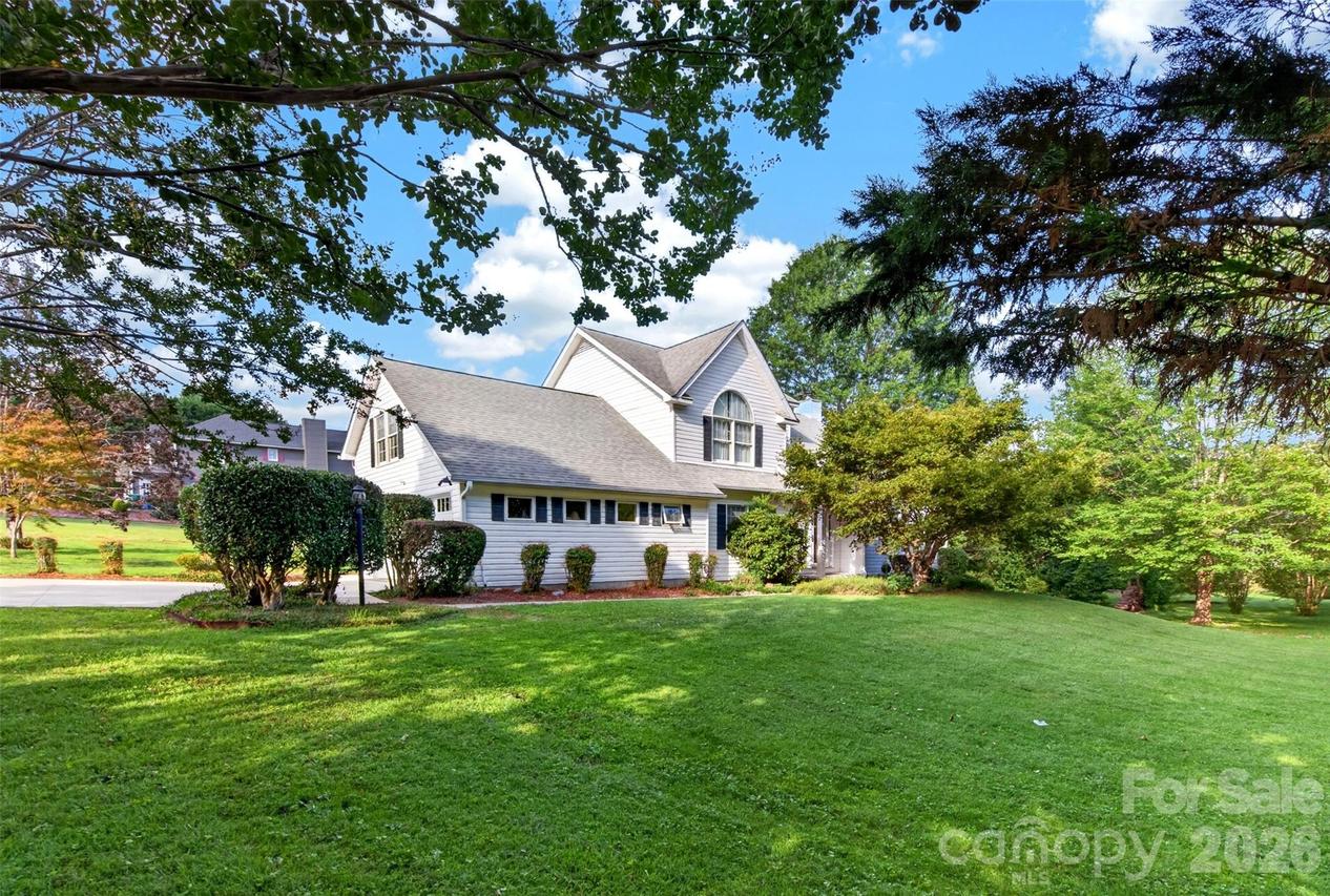 69 Sunwest Dr., Arden, NC 28704