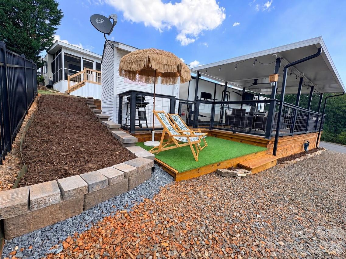221 Grand View Dr., New London, NC 28127