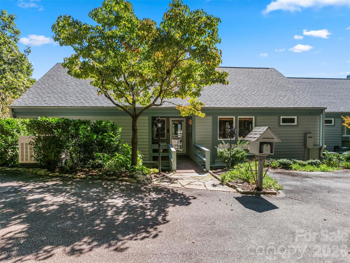 114 Sunny View Ln., Flat Rock, NC 28731