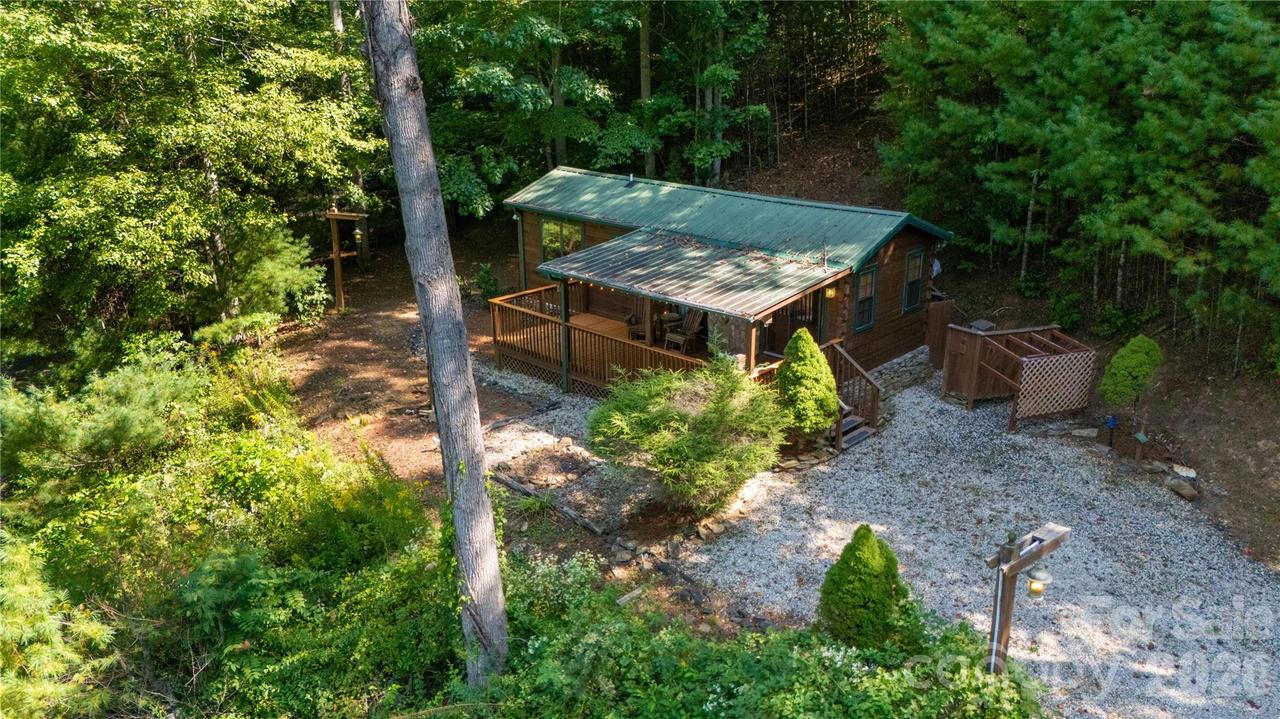 319 Dancing Leaf Ln., Bakersville, NC 28705