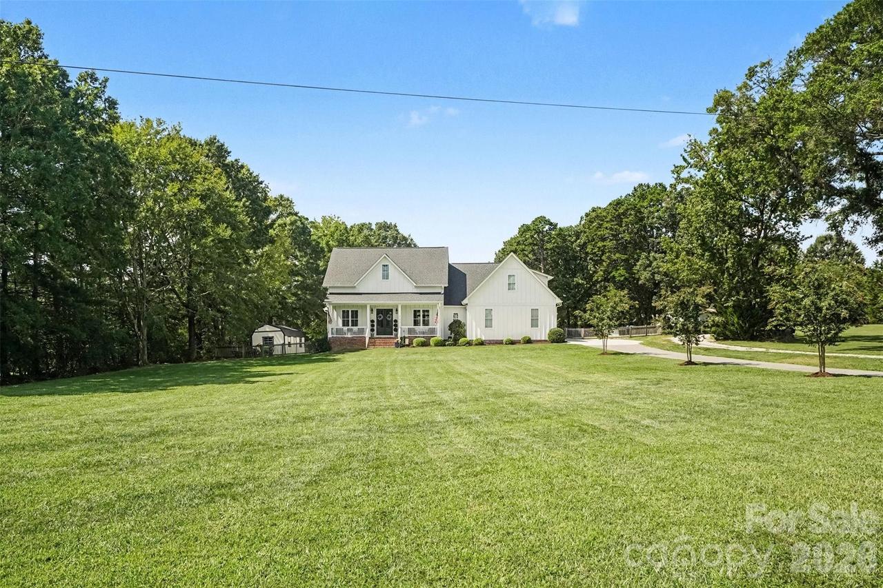 372 Linwood Rd., Mooresville, NC 28115