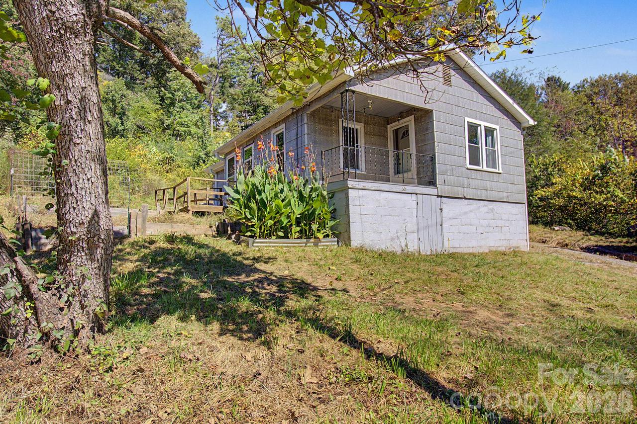 60 Riddle Rd., Swannanoa, NC 28778
