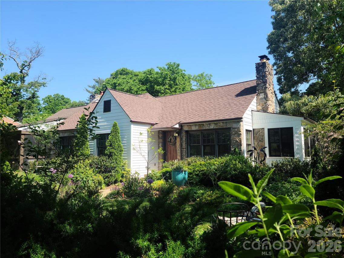 15 Warwick Pl., Asheville, NC 28804