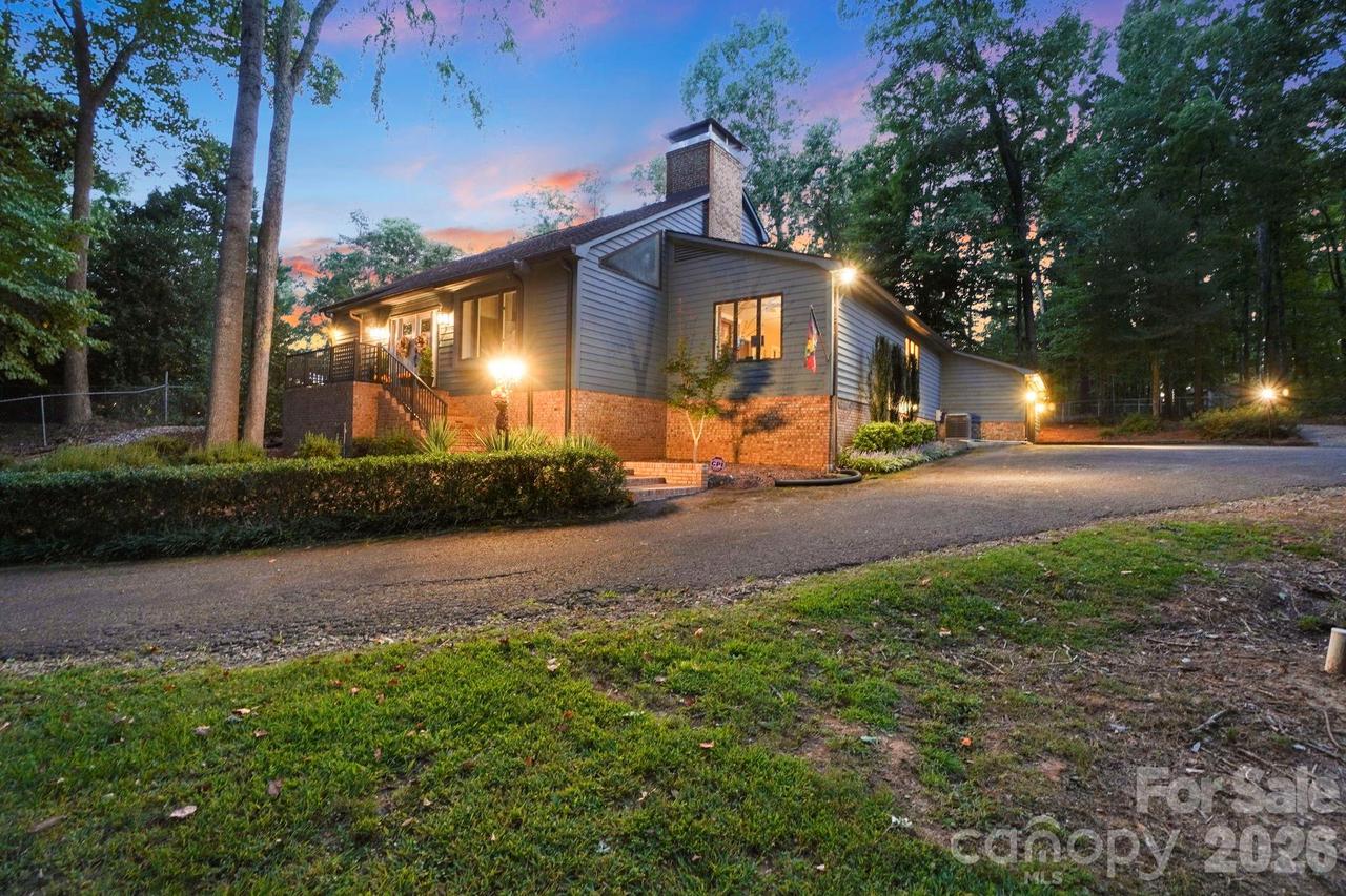 211 Lamplighter Ln., Mount Holly, NC 28120