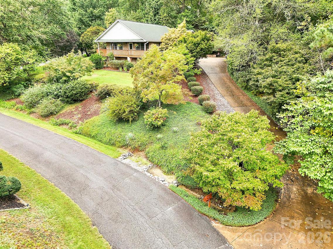 2008 Deep Woods Dr., Hendersonville, NC 28739