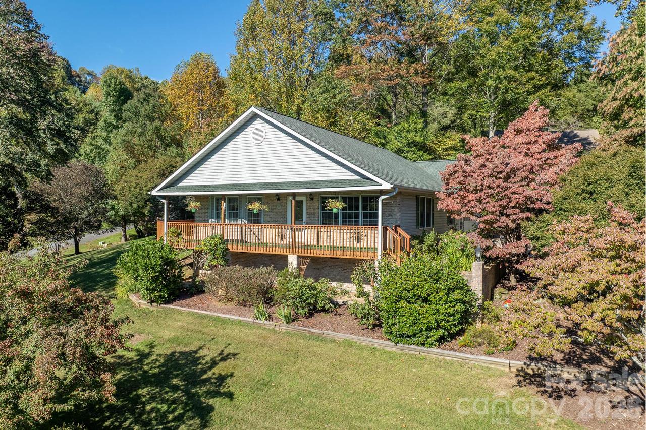 2008 Deep Woods Dr., Hendersonville, NC 28739