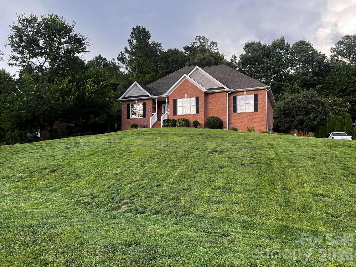 1463 Brookstone Dr., Hickory, NC 28602