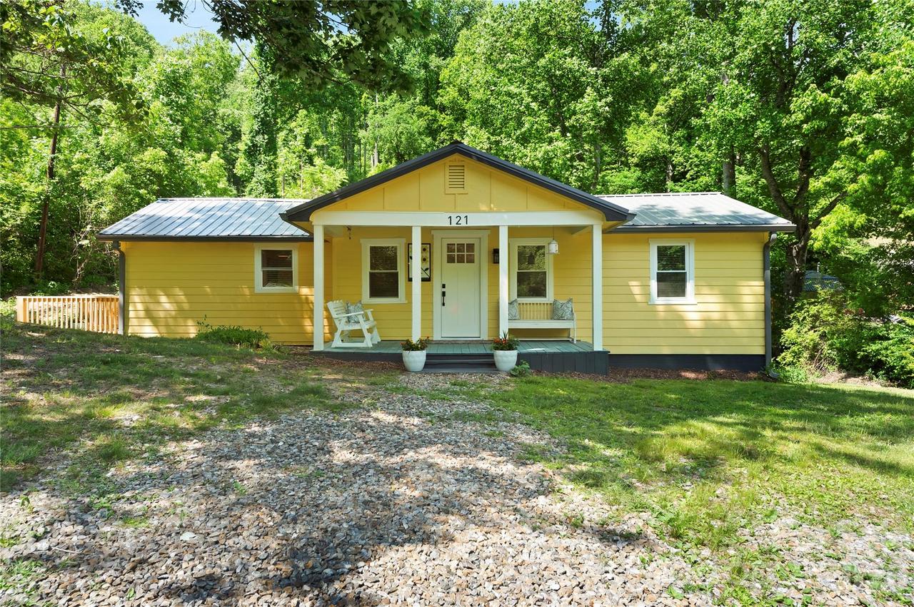 121 Sugar Cove Rd., Weaverville, NC 28787