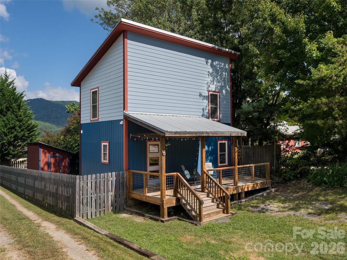1 Half Moon Dr., Swannanoa, NC 28778