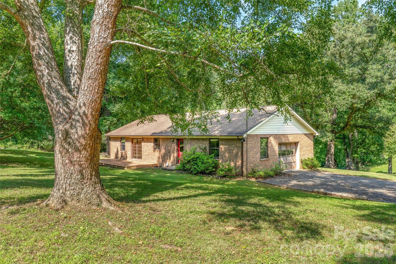 27 Windy Acres Dr., Fairview, NC 28730