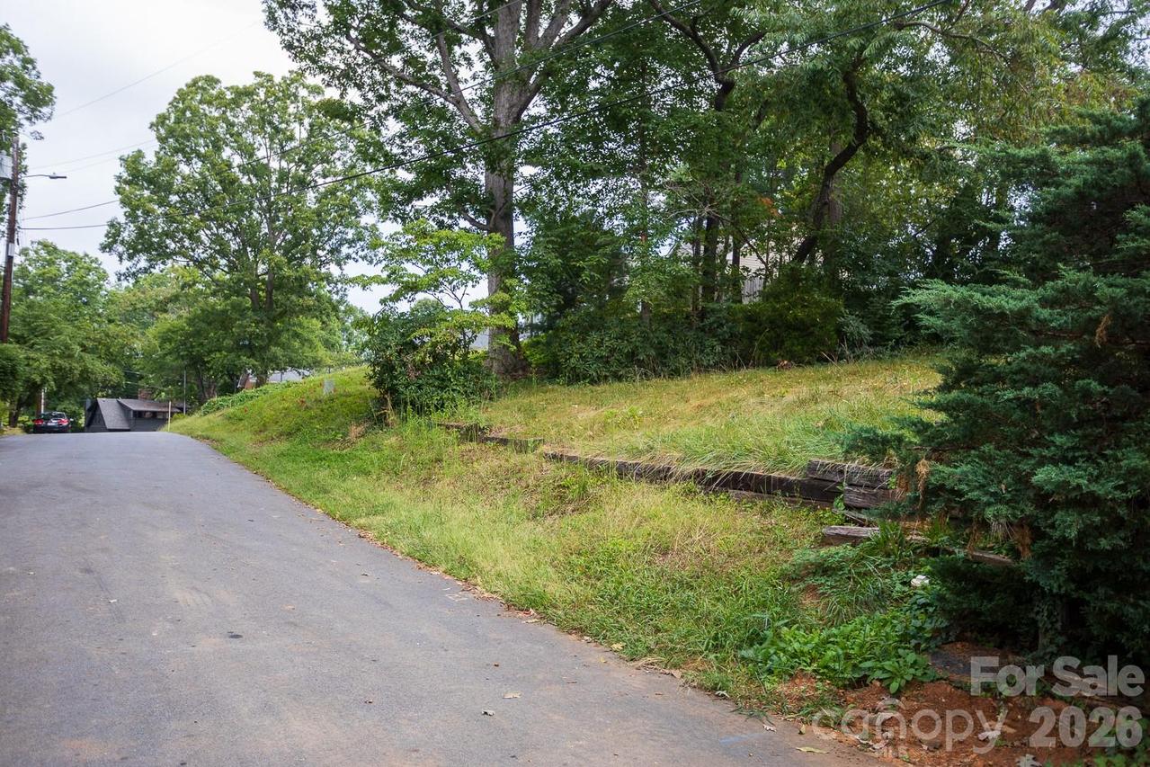 99999 Pine Cone Dr., Asheville, NC 28805