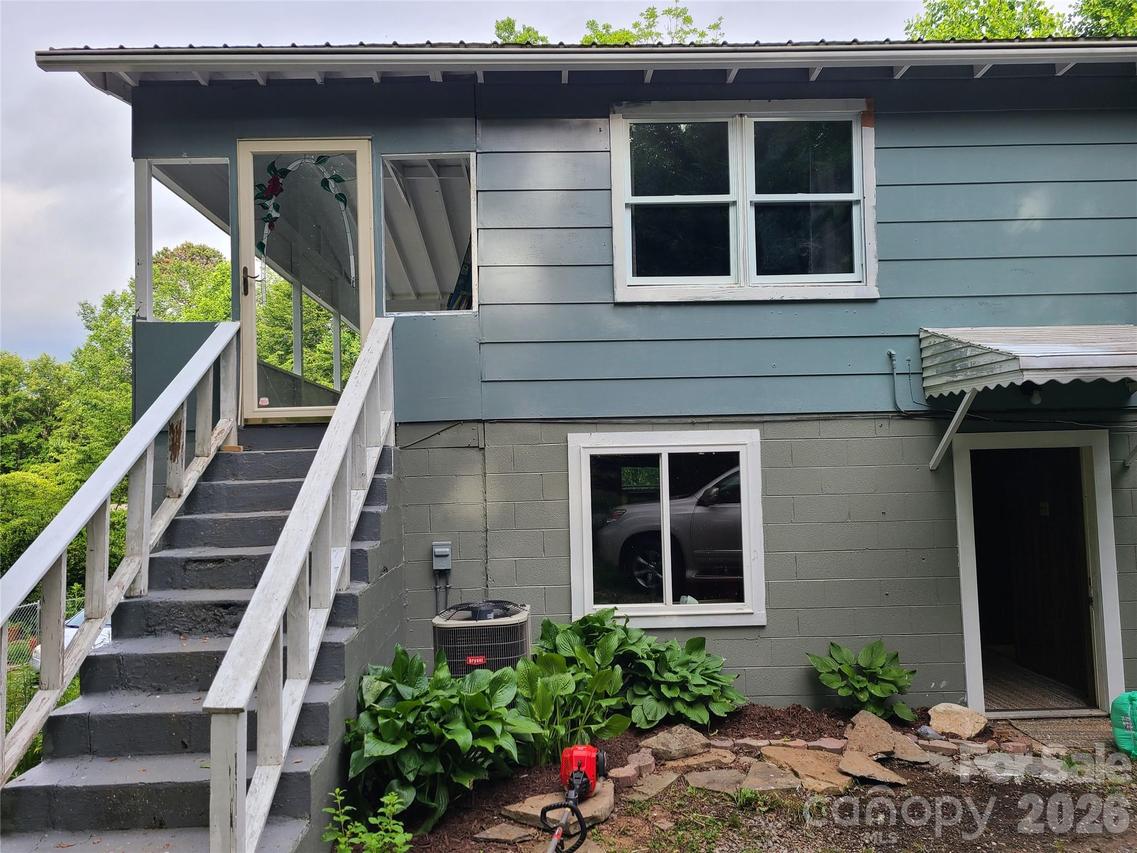 822 Azalea Ave., Black Mountain, NC 28711