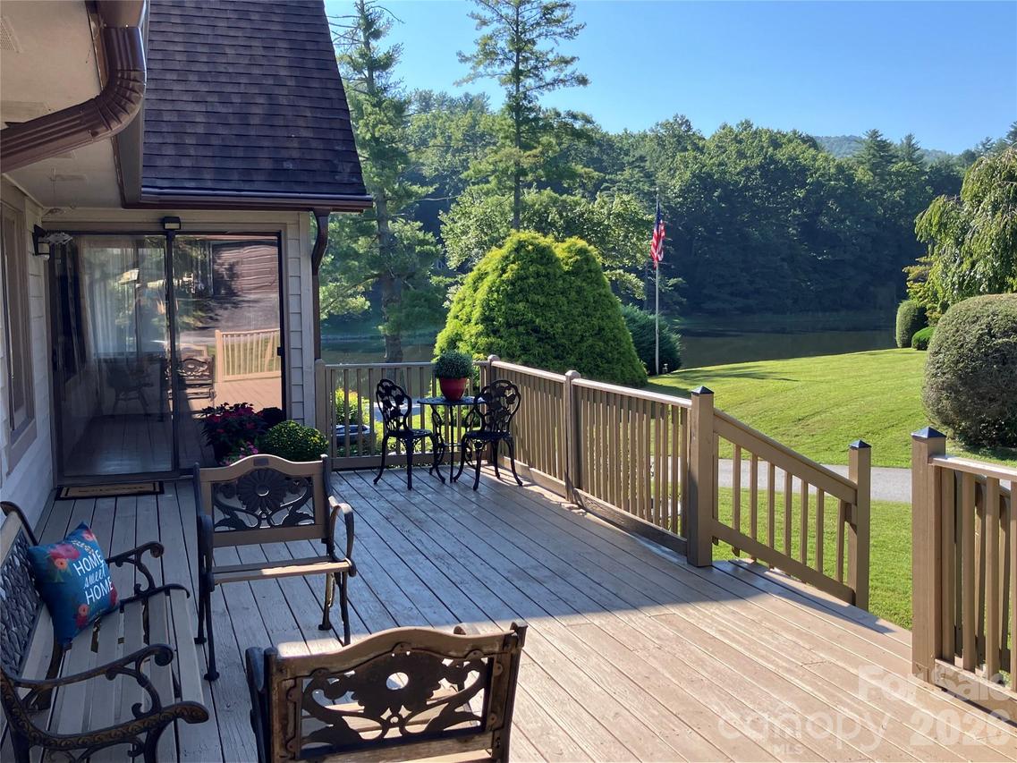 12 Willow Park Ln., Hendersonville, NC 28739