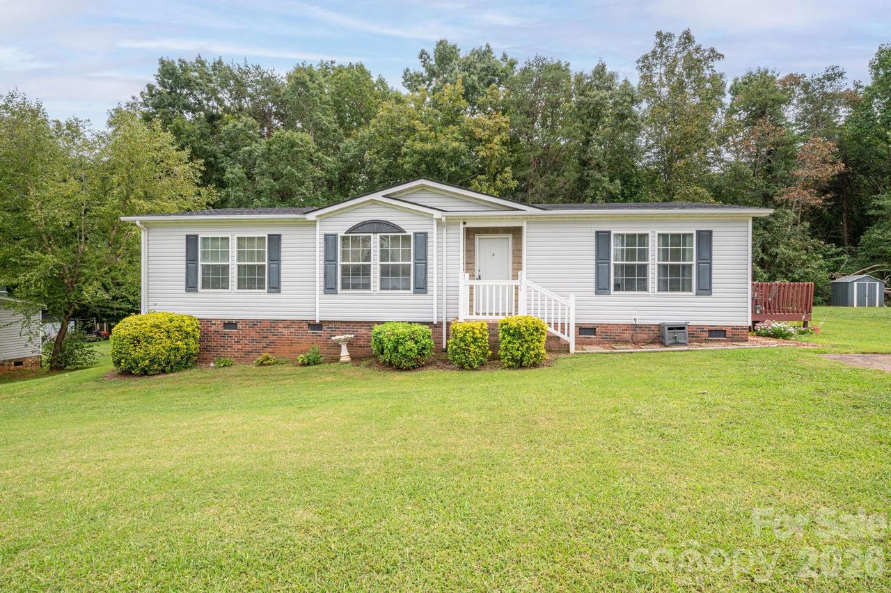 2224 Sterling Ridge Dr., Newton, NC 28658