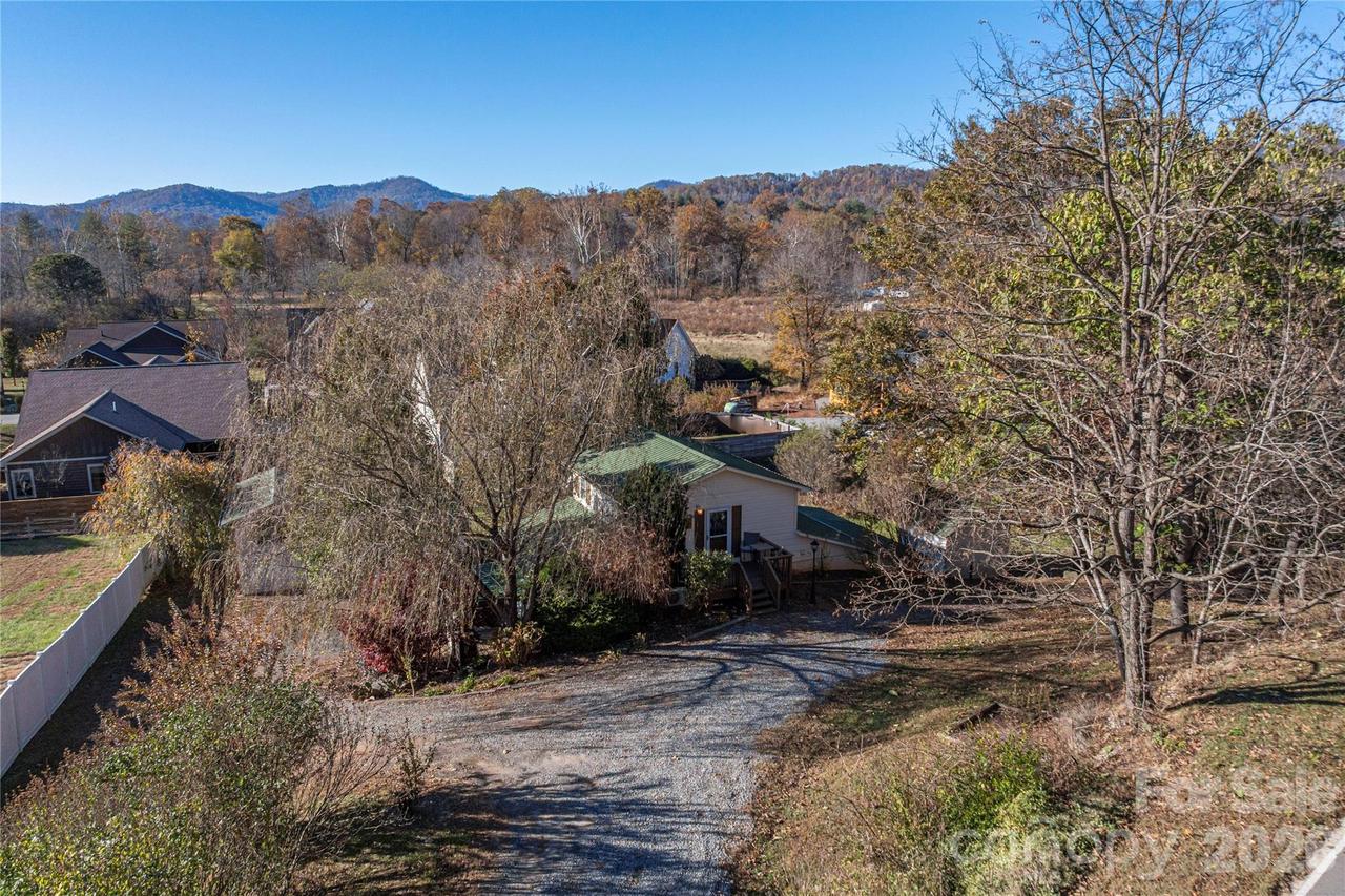 223 Davidson Rd., Swannanoa, NC 28778