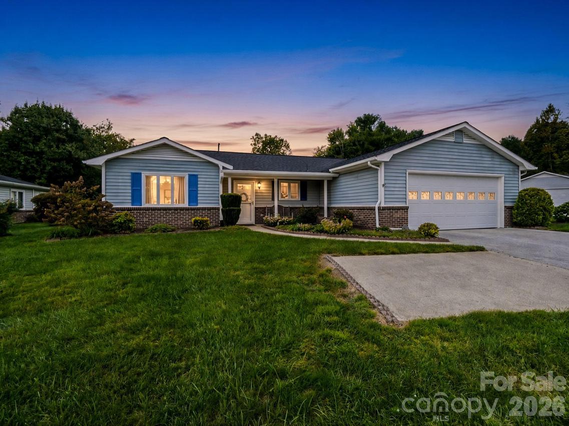 300 Dellford Ct., Hendersonville, NC 28792