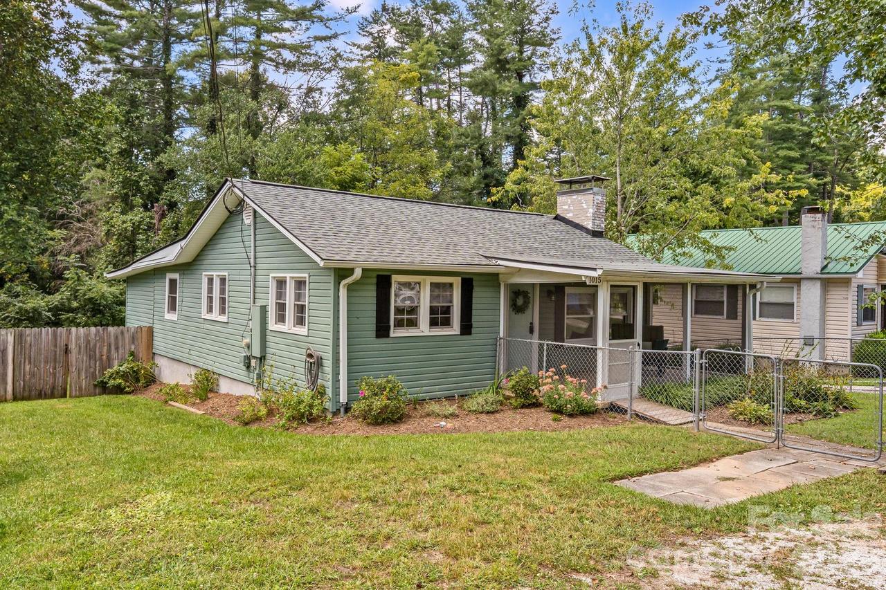 1015 Mountain View St., Hendersonville, NC 28739