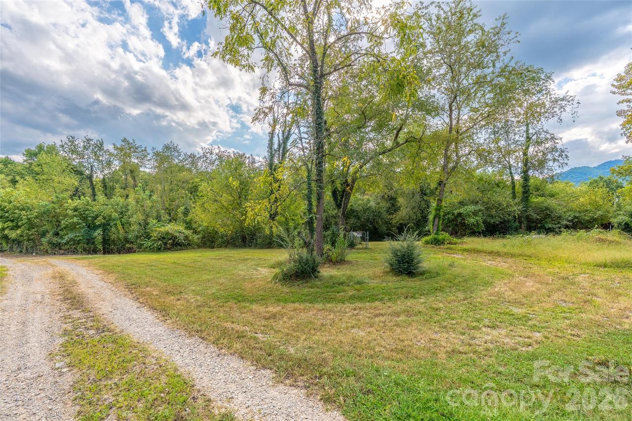 16 Arda Dr., Candler, NC 28715