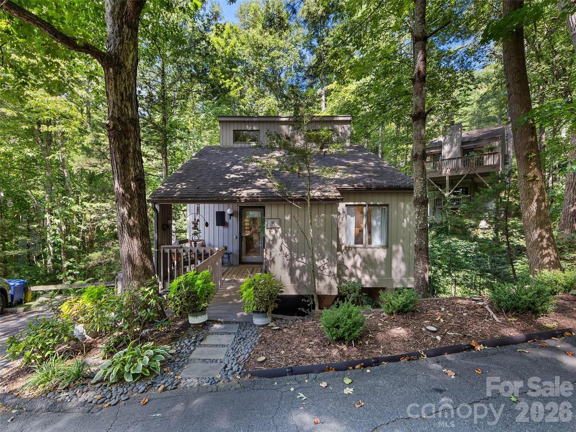 16 Cedarwood Dr., Asheville, NC 28803
