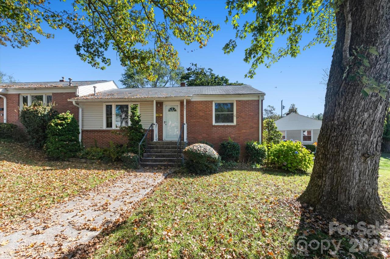 27 Trowbridge Ln., Brevard, NC 28712