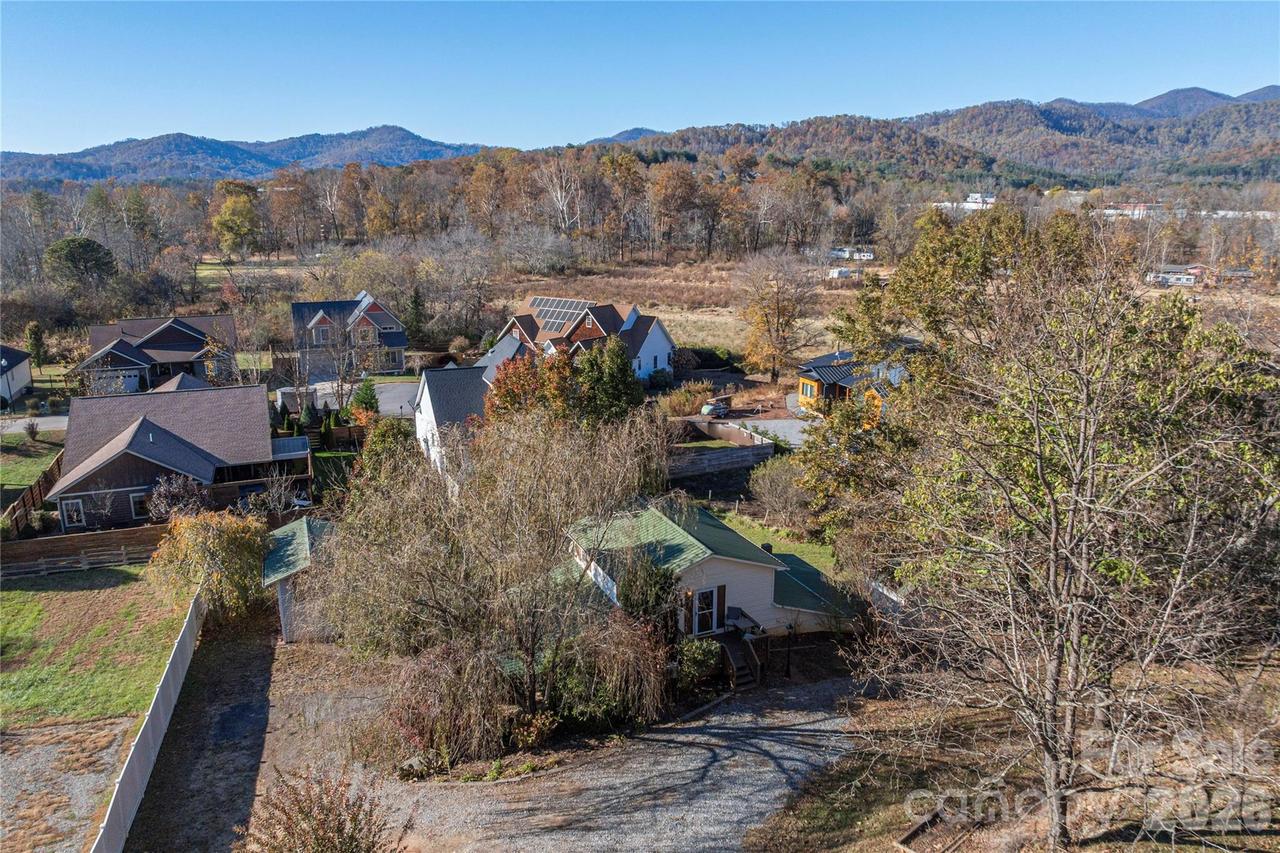 223 Davidson Rd., Swannanoa, NC 28778