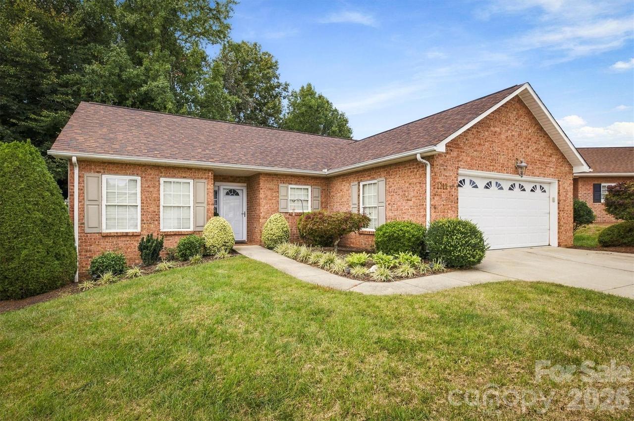 1211 Wexford Village Cir., Lenoir, NC 28645