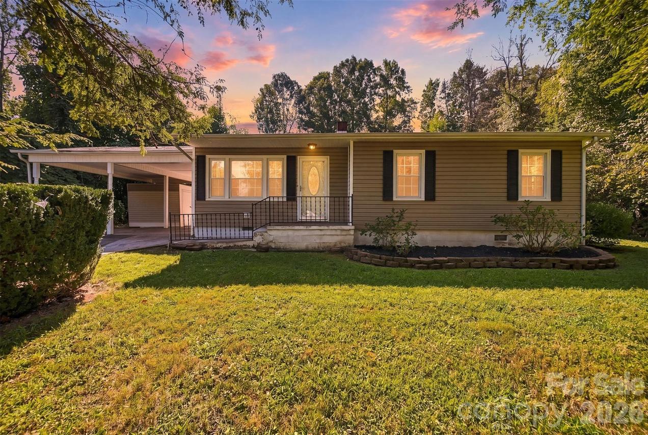 911 Kenham Pl., Lenoir, NC 28645