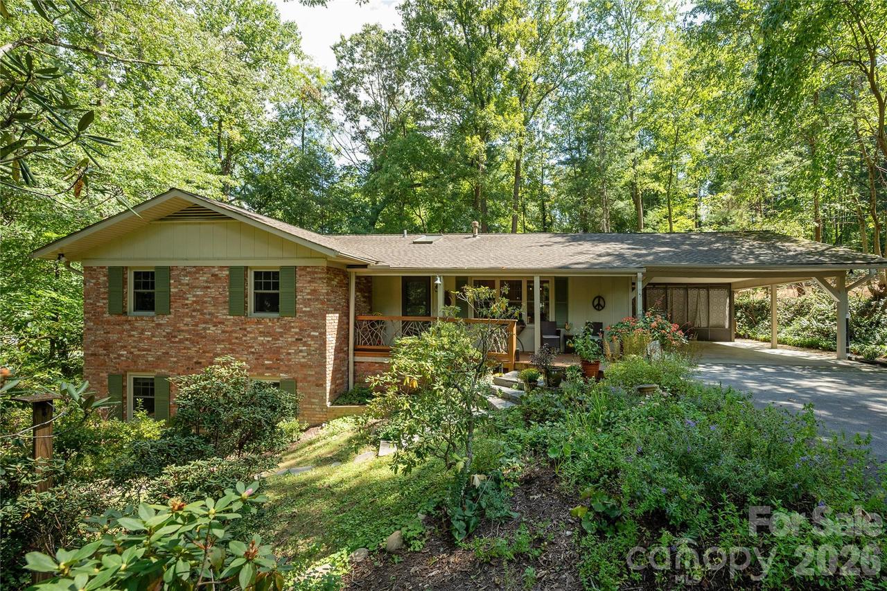 906 Indian Hill Rd., Hendersonville, NC 28792