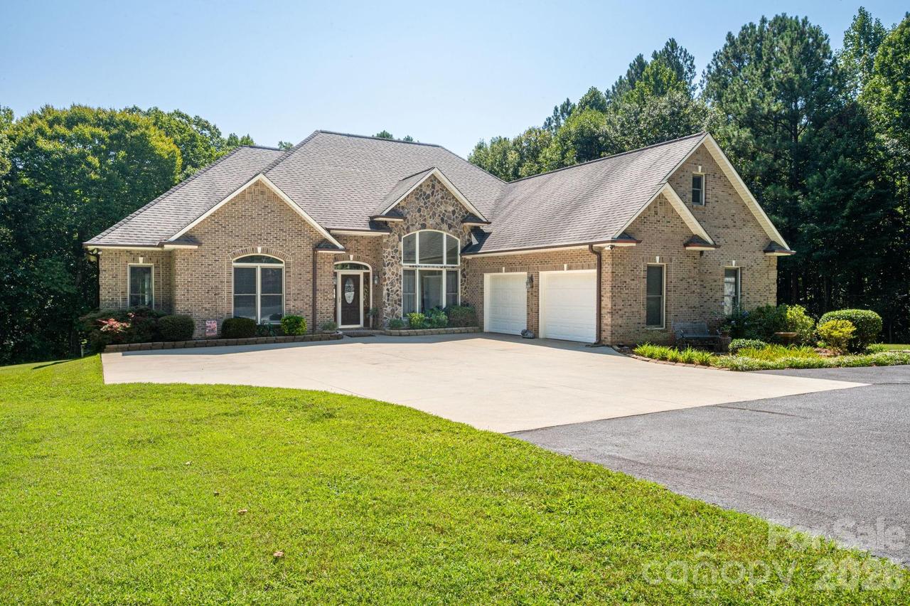 145 Chippawa Dr., Dallas, NC 28034