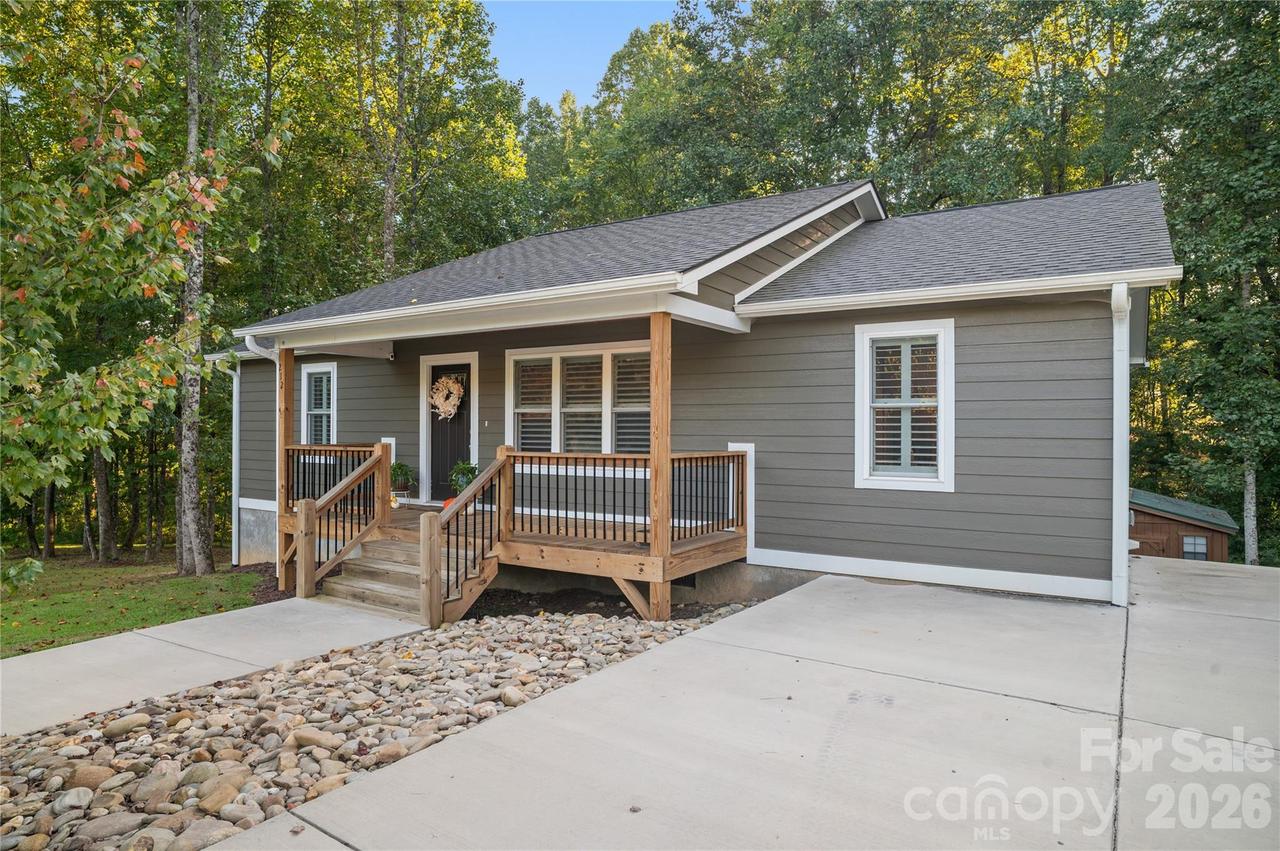 212 Walt Dr., Hendersonville, NC 28792