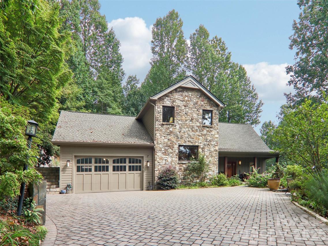 404 Southview Ln., Flat Rock, NC 28731