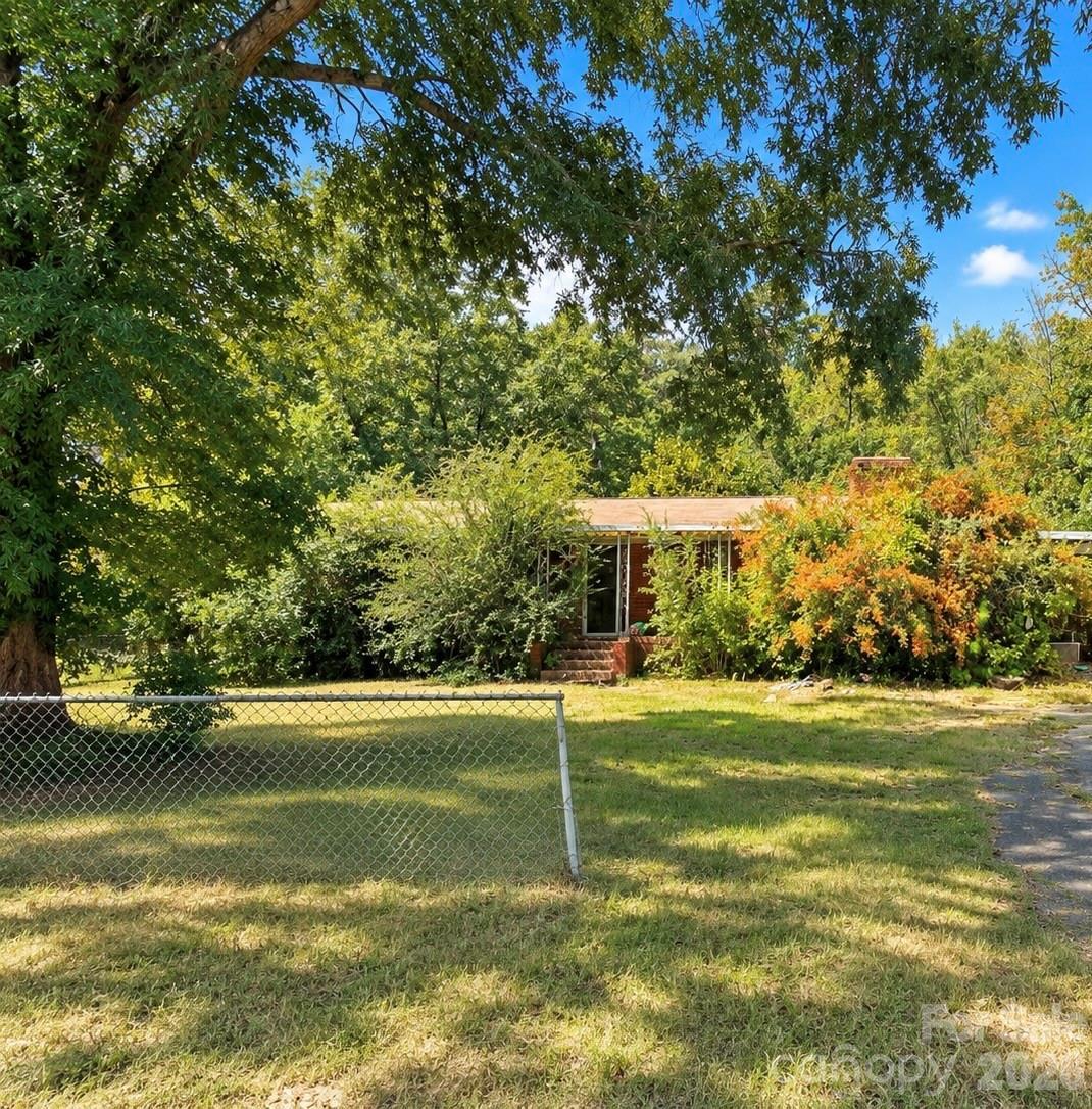 1929 Grace Ln., Charlotte, NC 28262