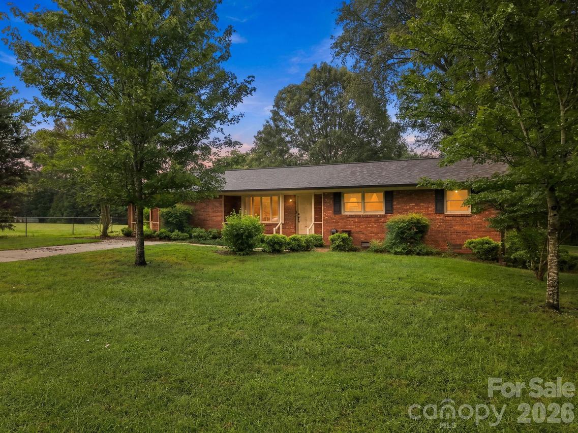 1536 Nottingham Dr., Newton, NC 28658
