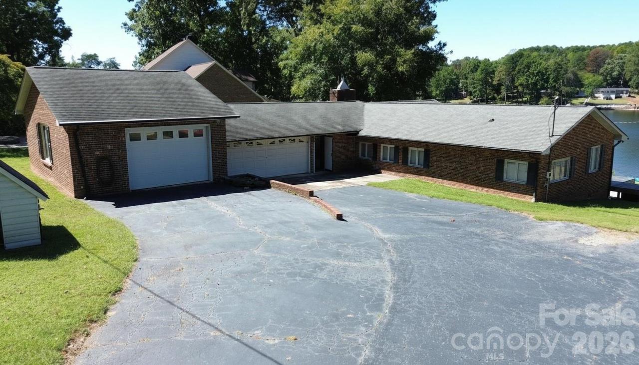 4935 Vagabond Ln., Sherrills Ford, NC 28673